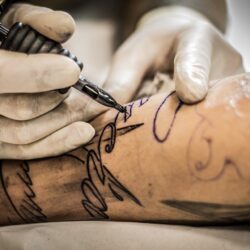 Ce trebuie să știi înainte de a-ți face un tatuaj