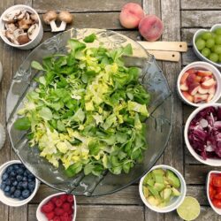 Cum să faci o salată de vară răcoritoare și nutritivă