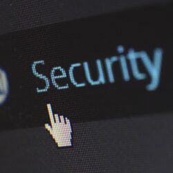 Cum să îți protejezi datele, intimitatea și securitatea pe internet